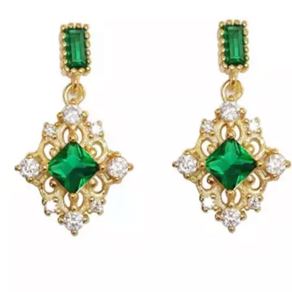 The Green Genesis Earring in gold